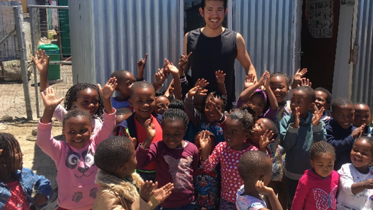 南アフリカ共和国のスラム街に、1人の学生が図書館を建設します