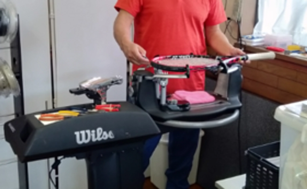 【利用者によるガット張り】熟練したストリンガー指導の下、丁寧に張り上げます。