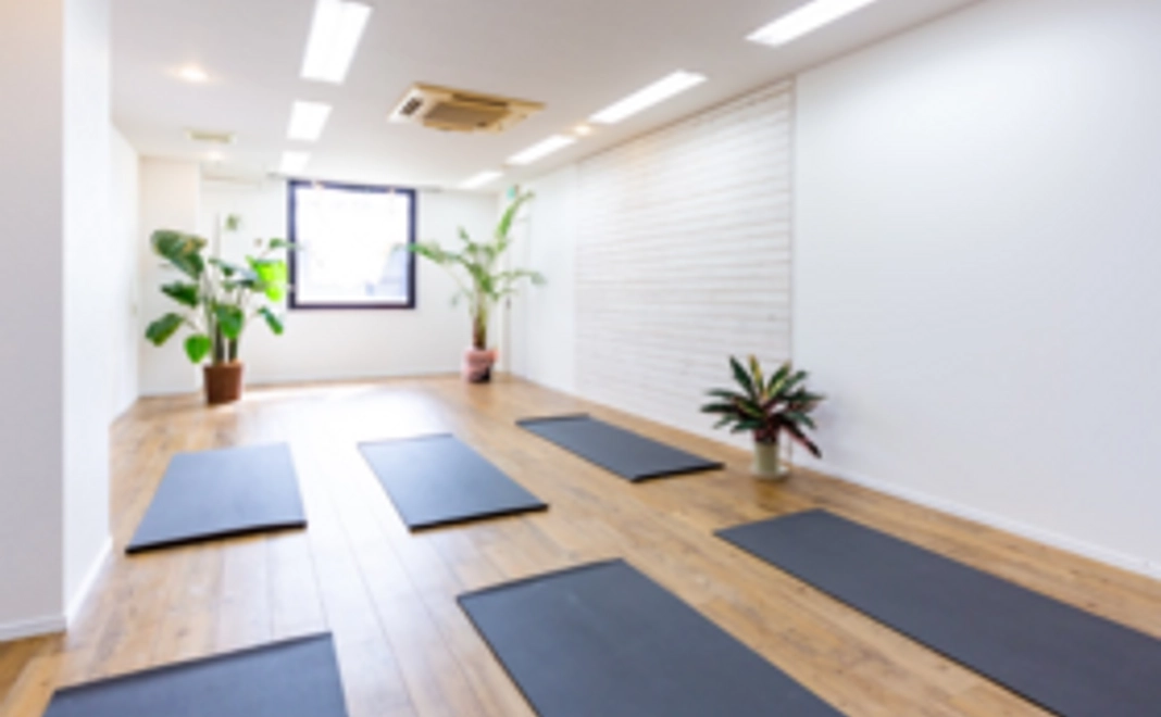 ヨガスタジオの体験チケット（1回）＋イベントチャリティーグッズ