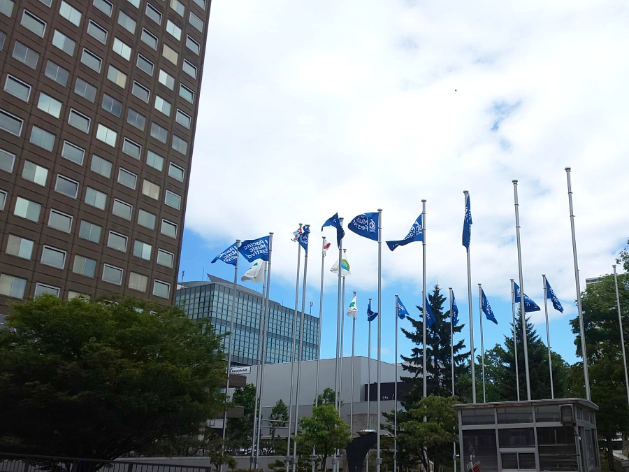 今年もフラッグがはためいています。