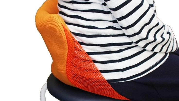 デスクワークの腰痛を解消するための持ち運びに便利な座椅子