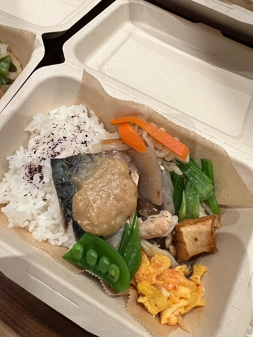 無償配布のお弁当も大好評、患者さんとご家族が続々と訪れています