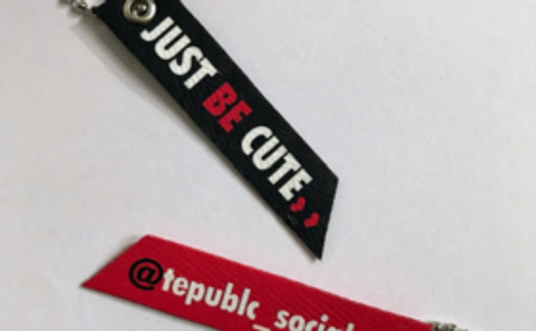 【JUST BE CUTE❥❥】「スニーカータグ」1個と裏面と同じロゴのステッカー1枚