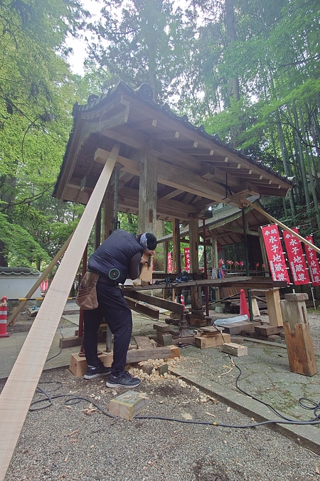 勢至堂門の修繕作業です