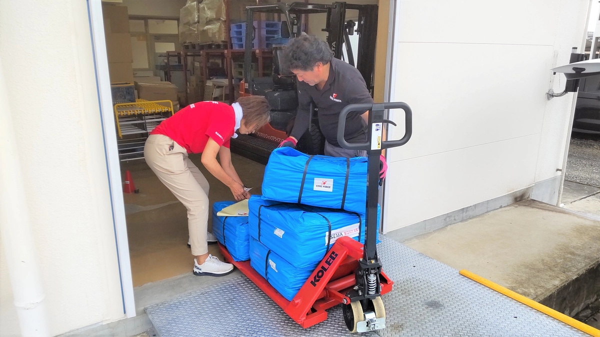 久留米市社協へブルーシートやシャンプーなどをお届けしました