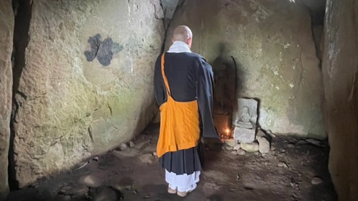 鹿島鬼塚古墳の維持管理をするとともにご供養もおこなっています