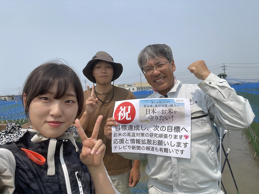 第一目標の御礼です。みんなで喜んでいます。暑さの影響が感じられます。