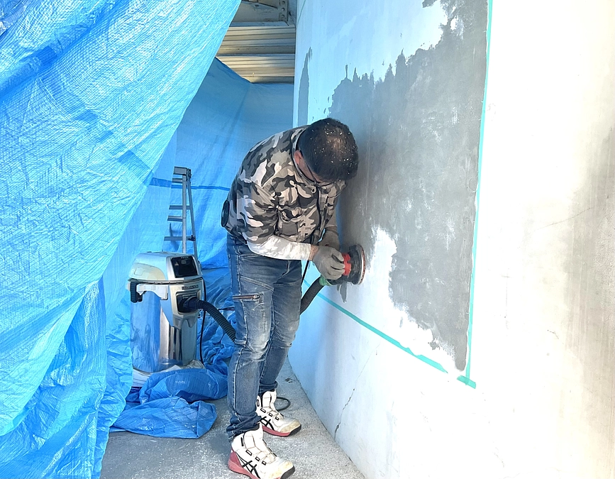 タイル壁画の設置作業が始まりました