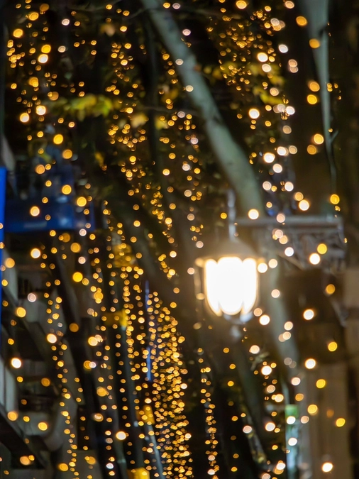 電球の取付が開始しました