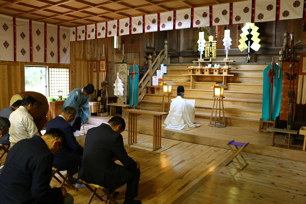 向拝の修繕が完了しました。