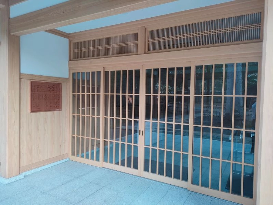 玄関にご芳名板を設置しました