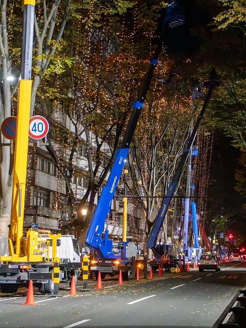 電球の取付が開始しました
