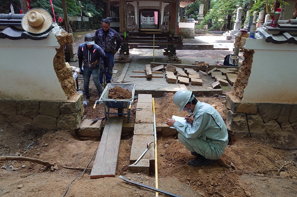 勢至堂門下　石畳張替え