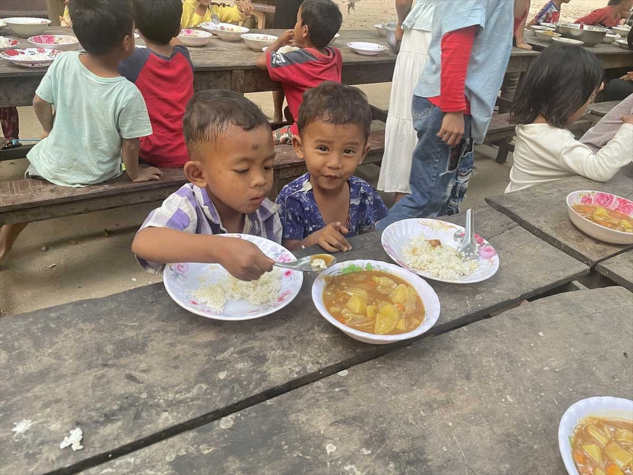 【カレーライスで栄養を】孤児院での炊き出し