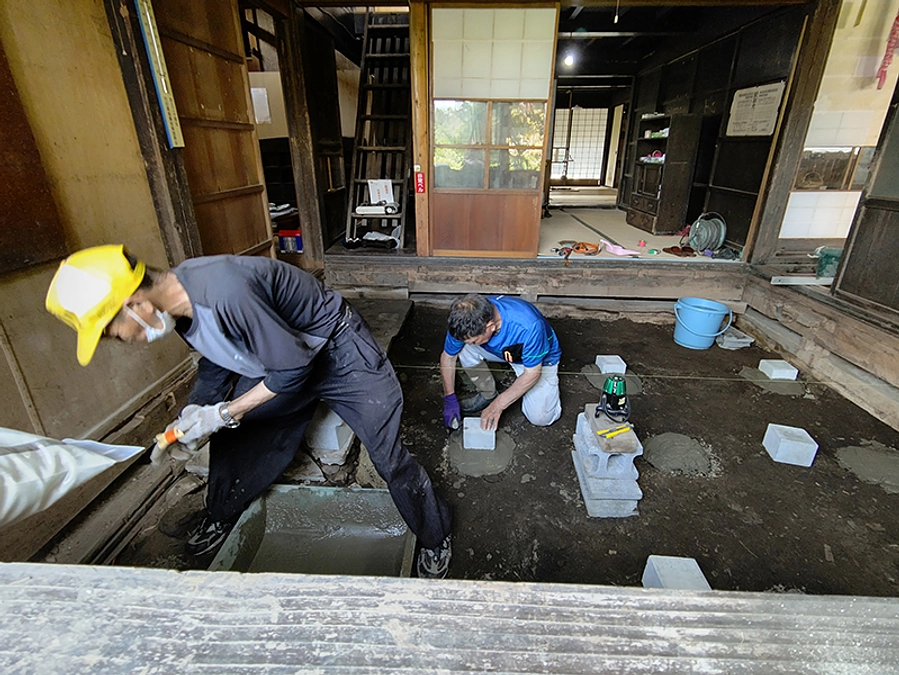 床の修繕開始しました！！