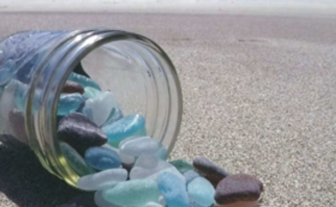 南の海のお宝「シーグラス」で作ったオリジナルピンバッジ