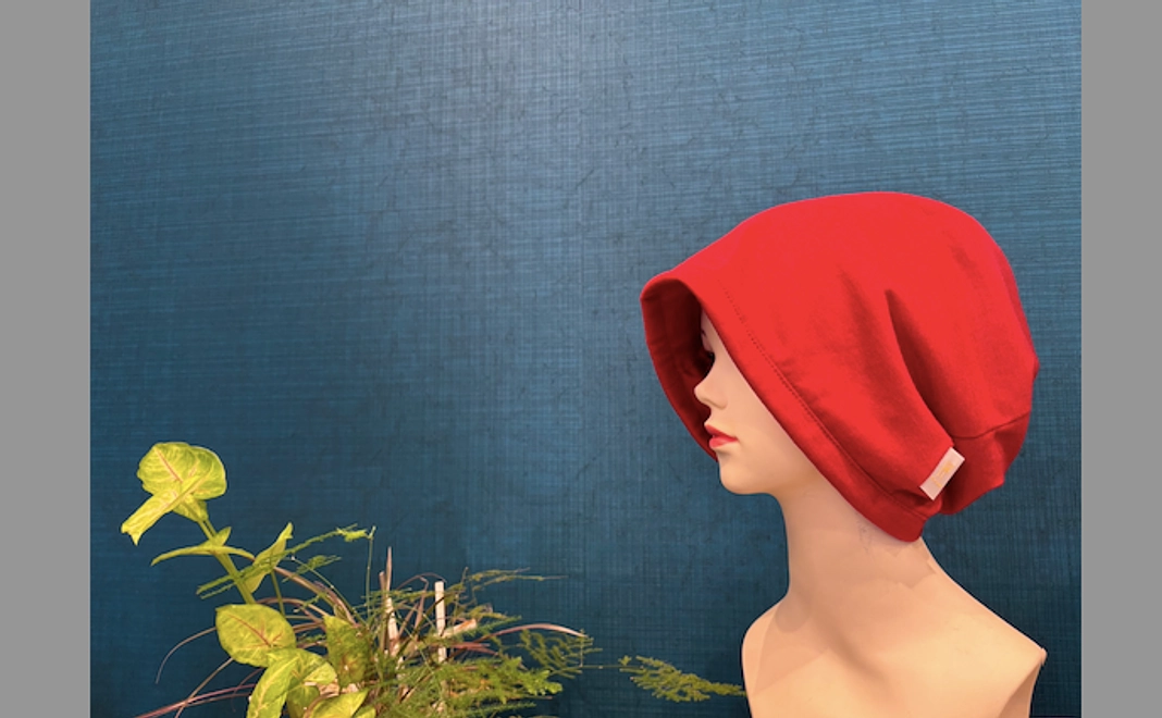 赤い尾州生地の二刀流ケア帽子1つ+未来を紡ぐ応援
