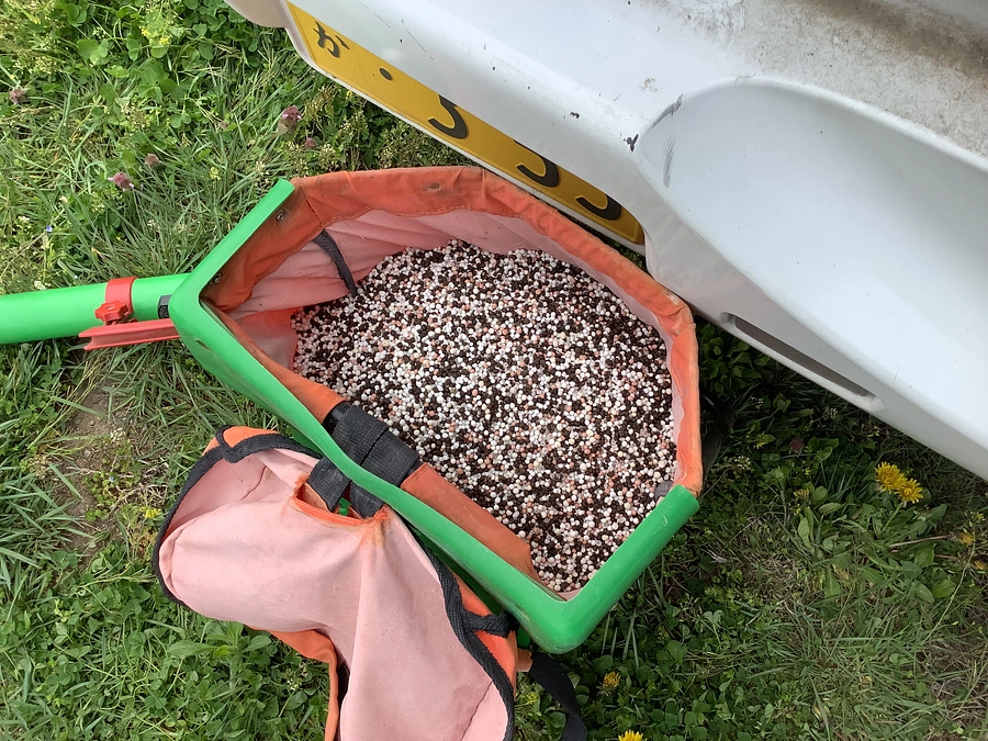 皆さんこんにちは　忙しい春がやってきました先週の　肥料散布の写真です