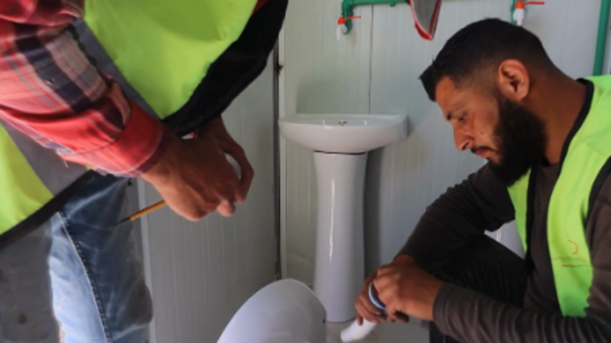 北西シリアの避難キャンプでのトイレ建設活動動画