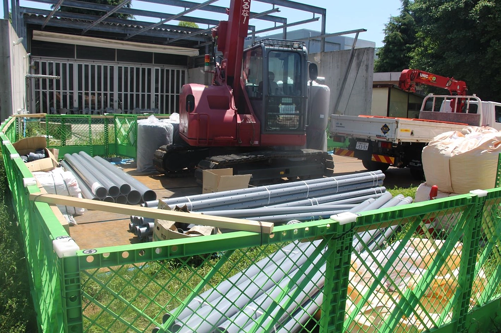 根水処理・暗渠排水集合管、遮水シートの設置