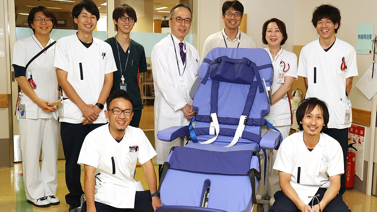 ご厚志残金を活用して、電動式スタンダー「サラコンビライザー」 を救急ICU、G-ICUに導入しました