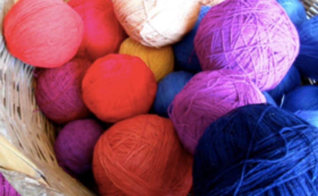 【彼女たちからのありがとう動画＋手紡ぎ天然染め綿の糸玉】SABASABAの商品を買って支援に繋げよう！