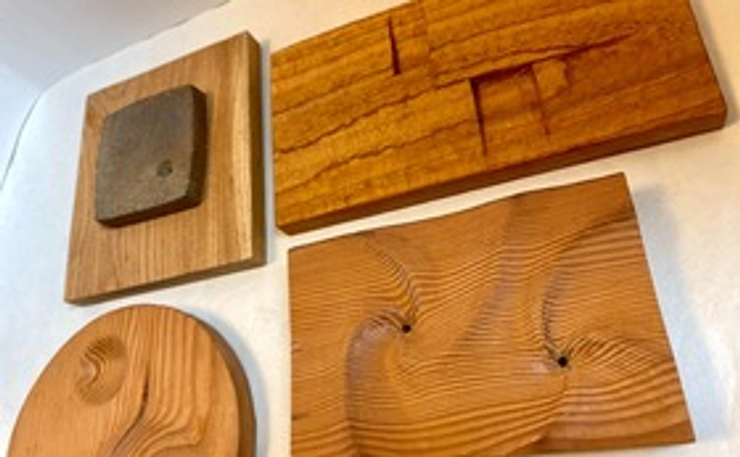 木彫と陶板の壁掛け