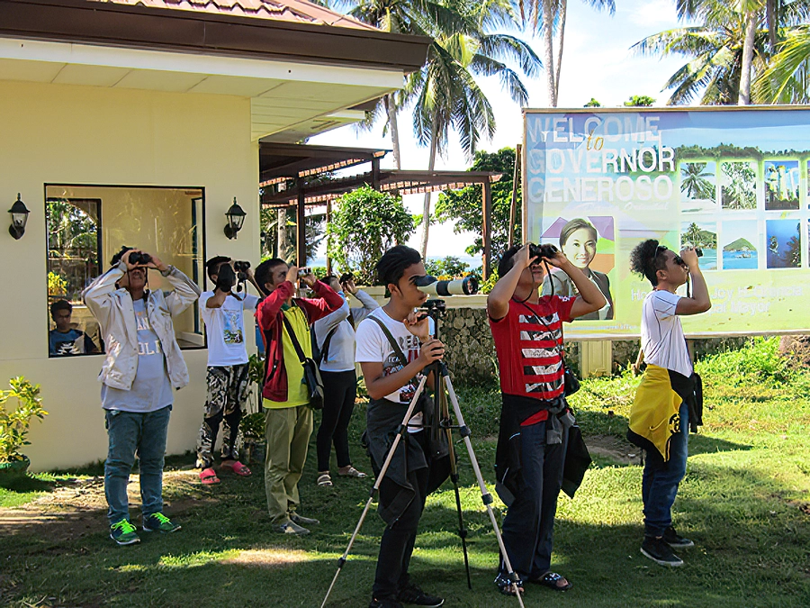 フィリピンへの中古双眼鏡の寄贈