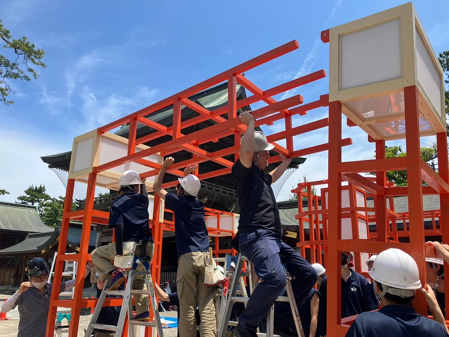 境内に新しい什器が組み立てられました。