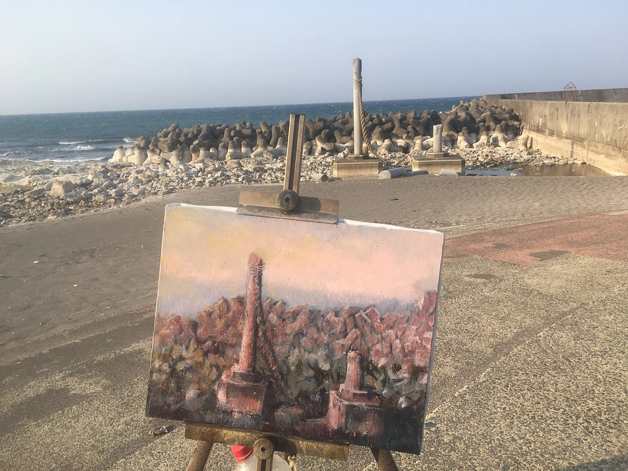 3月15日　干上がった海辺に立つ鳥居「陣乗」　石川県輪島市名舟