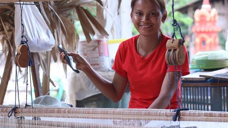 カンボジア農村の女性50人に、村の伝統産業"手織り"で働く機会を