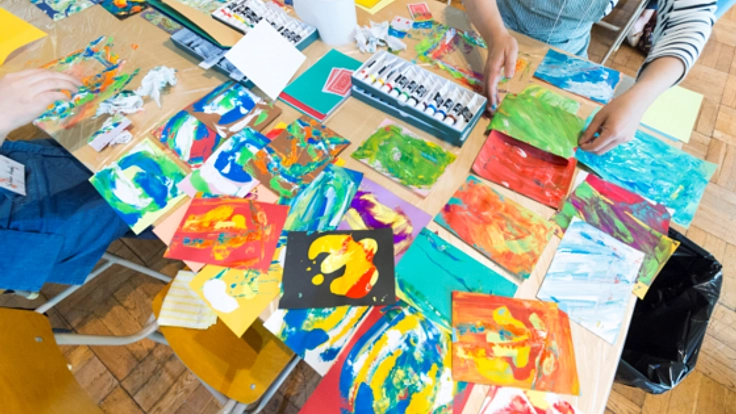 病と向き合う方のもとへ、アーティスト作品の癒しを届けたい。