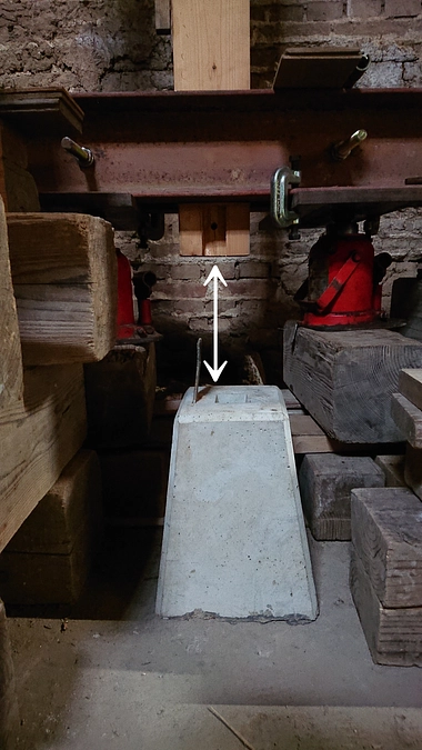 斜めに下がった仕込蔵を持ち上げます！