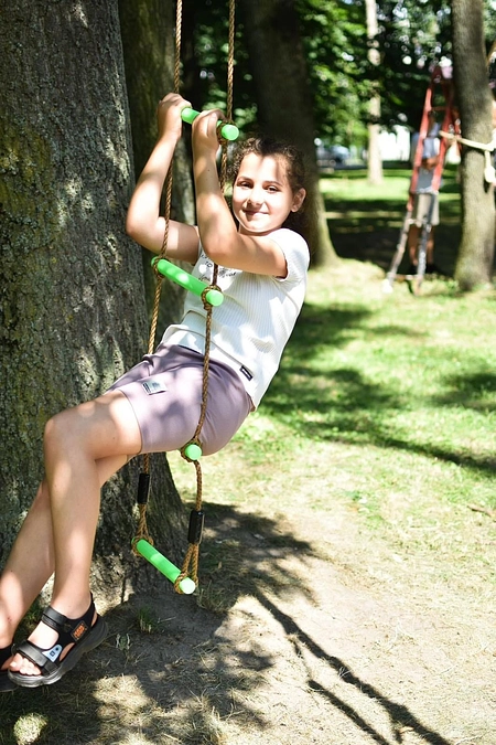 イヴァノ・フランキグスク州の避難所にバスケットゴールなどの遊具が届きました