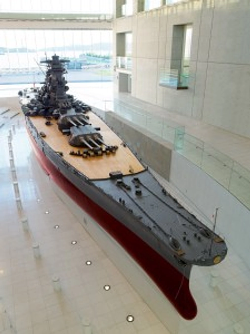 大和ミュージアム館長戸髙一成様に、昭和天皇記念館を紹介していただきました