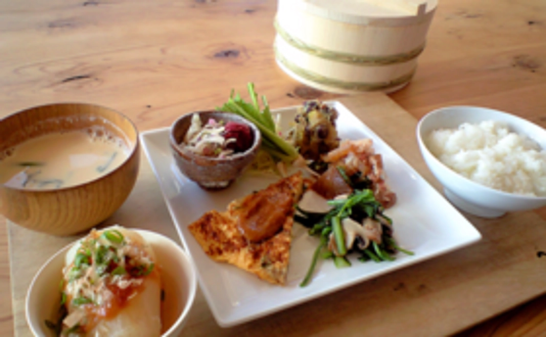 かまどで炊いたご飯と地元野菜のソラノネのお食事をお楽しみください。