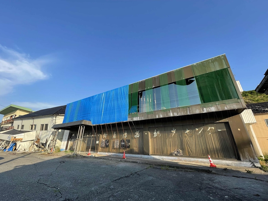 下地作業後のブルーシート掛けを一人で行う（2024年6月12日）