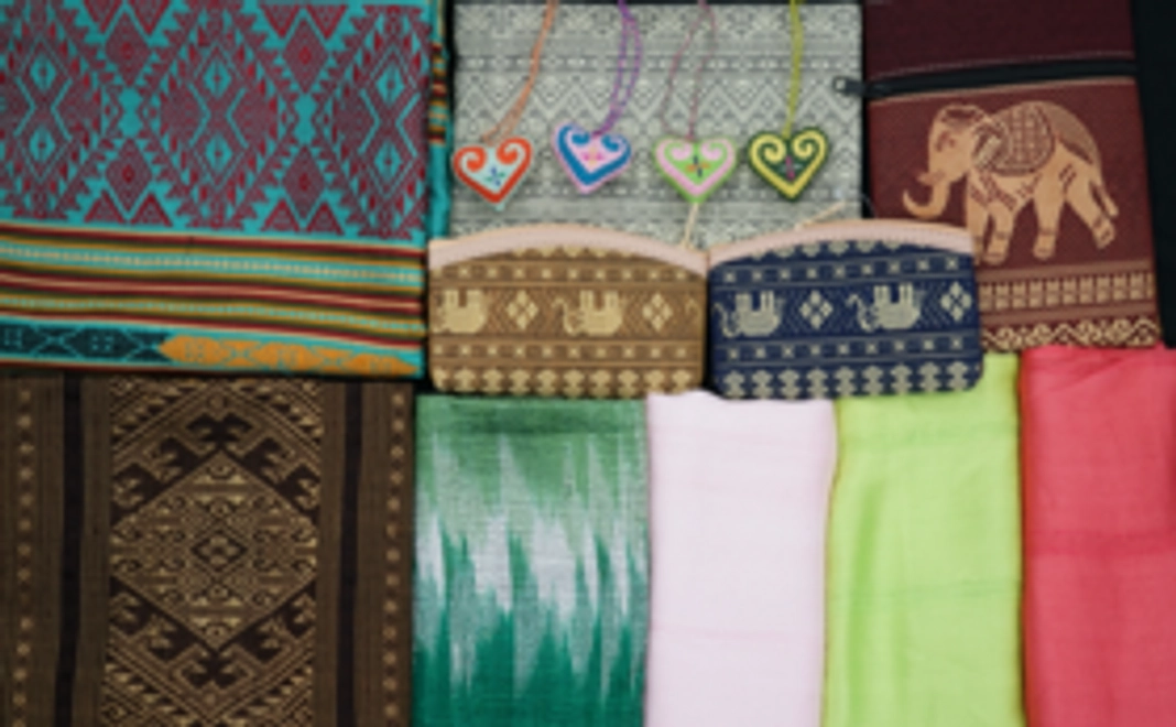 ラオス商品（3,000円相当）とグローカルバウム1箱（5個入り）