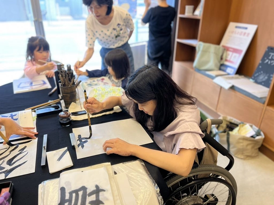 習字教室も大盛況、子供たちが少しでも楽しい時間を持てますように。