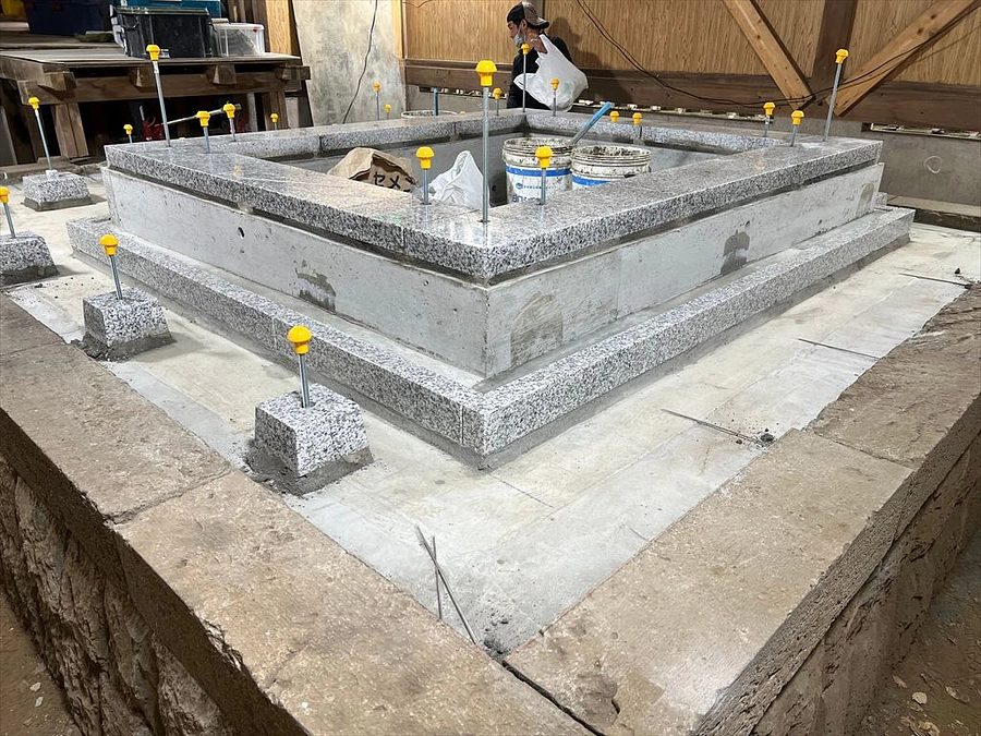 【3月〜5月　基礎工事から石工事にかけての様子】