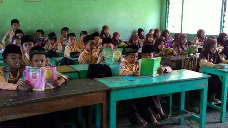 インドネシアの孤児院に、安全な勉強机と椅子を贈りたい！
