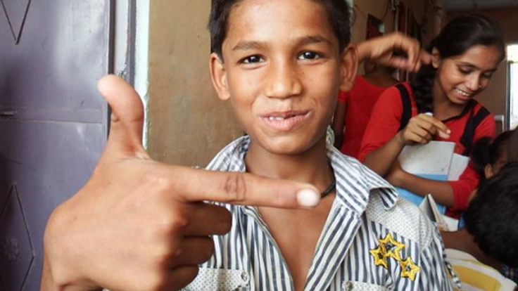 獣医学生がインドの友人の夢のためにスラムに学校を建てる！