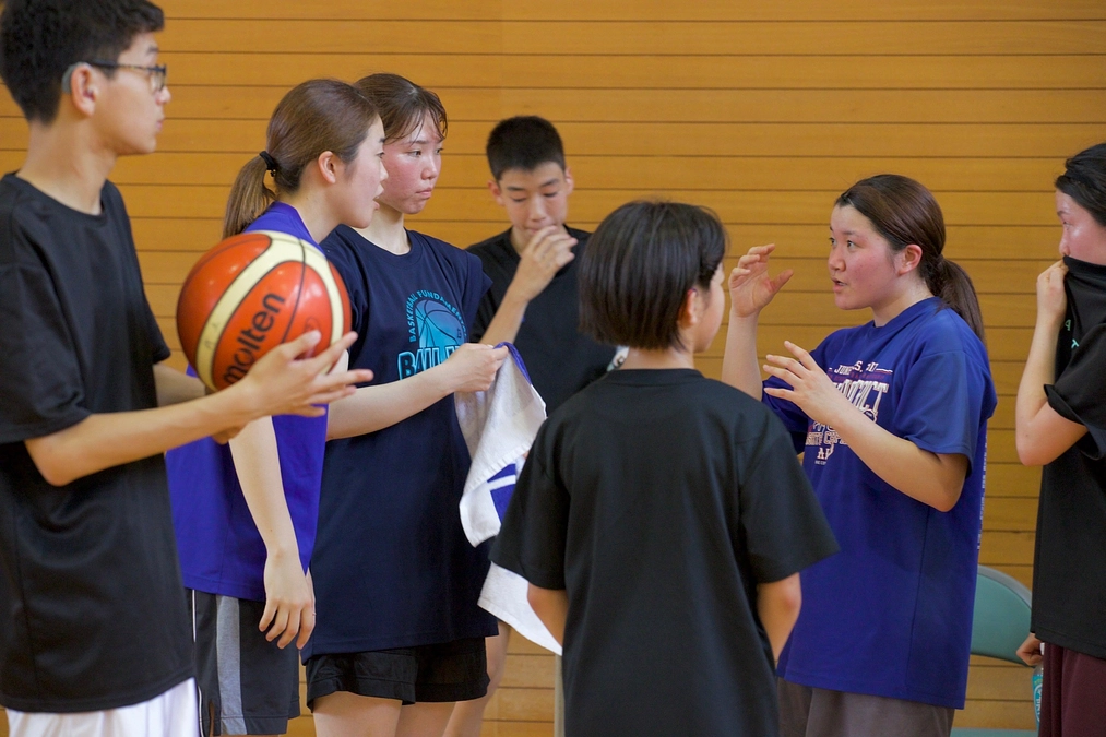 音のないバスケ、耳が聞こえない人がプレイするバスケ、つまりデフバスケって、なんだろう