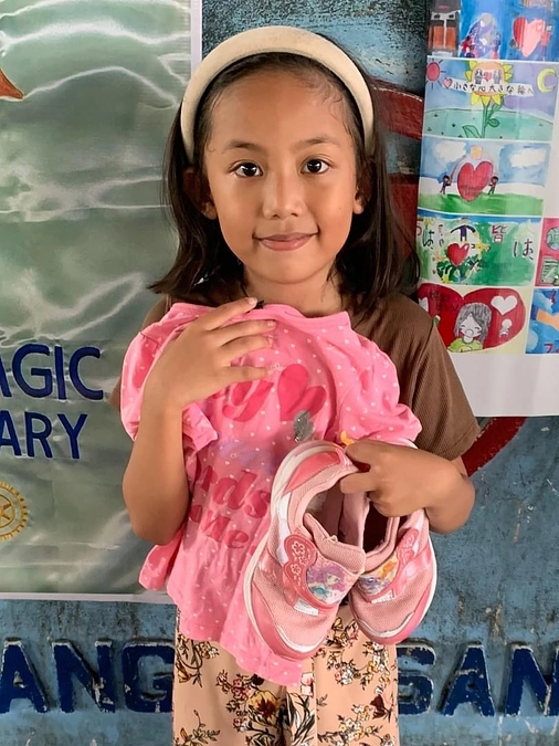 フィリピンの子どもたちに靴を届けました