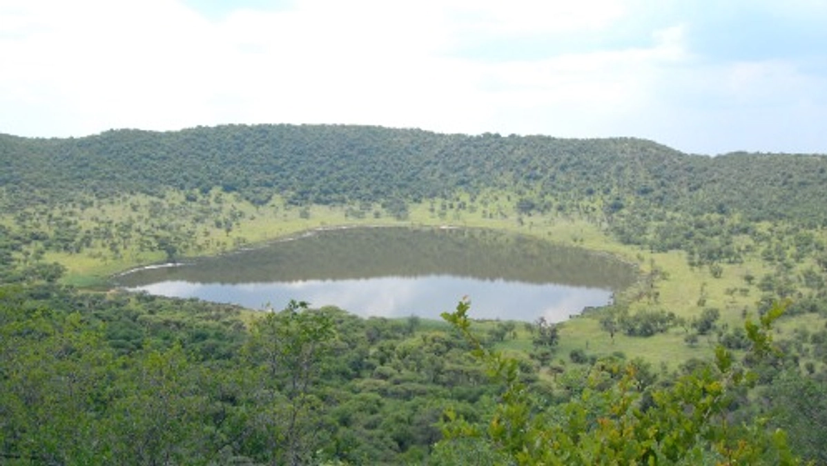 約２０万年前にプレトリアに衝突した隕石跡ツワイン（塩湖）