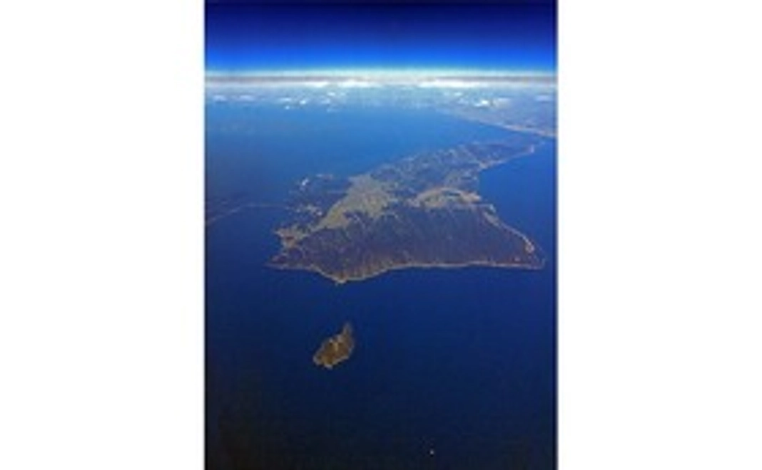 私のオリジナルプリント　沼島（5）　　　　『沼島上空と淡路島』をお送りします。