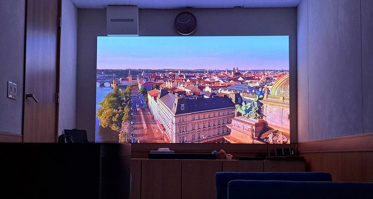 動画鑑賞をされる方のために人気のプロジェクターを導入しました！