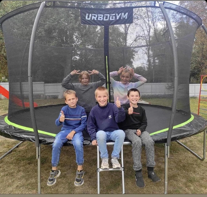 ウクライナの田舎町にトランポリンが届きました