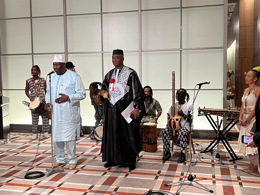 アフリカと日本の文化の架け橋として