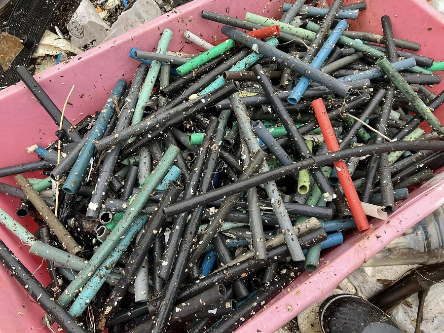 凄まじいカキ養殖用パイプの海洋汚染